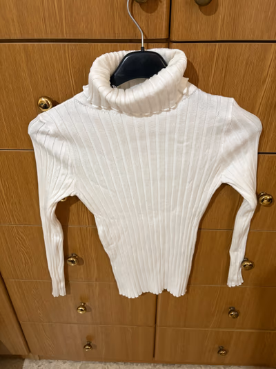 White Ribbed Turtleneck Top — pre-loved on Thrifted.mt