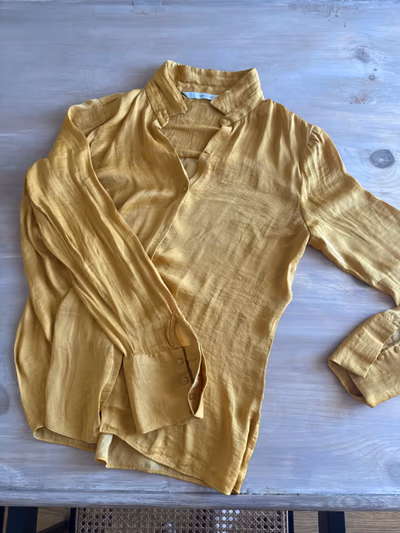 Camisa mostaza con cuello y botones by Trafaluc — pre-loved on Thrifted.mt