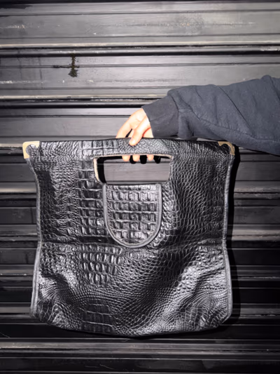 Pochette effetto coccodrillo nero — pre-loved on Thrifted.mt