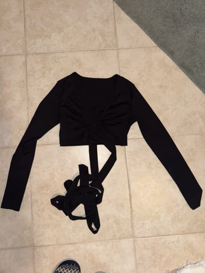 Black wrap-front long-sleeve crop — pre-loved on Thrifted.mt