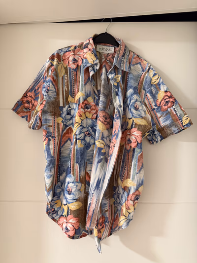 Camisa de manga corta con estampado floral de estilo vintage — pre-loved on Thrifted.mt