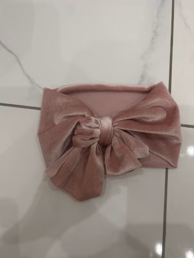 Pink velvet baby headband — pre-loved on Thrifted.mt