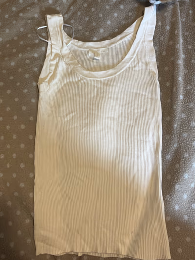 Camiseta sin mangas acanalada color crema by H&M — pre-loved on Thrifted.mt