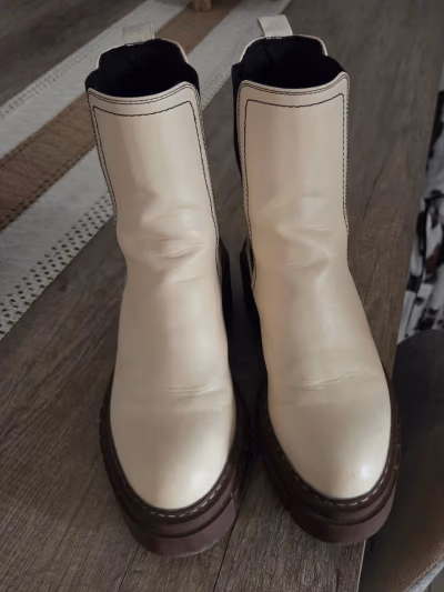 Botas Chelsea gruesas color crema de Stradivarius by Stradivarius — pre-loved on Thrifted.mt