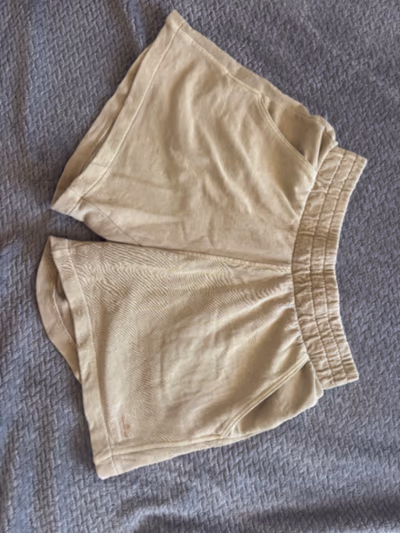 Pantalones cortos Adidas Trefoil de color beige by Adidas — pre-loved on Thrifted.mt