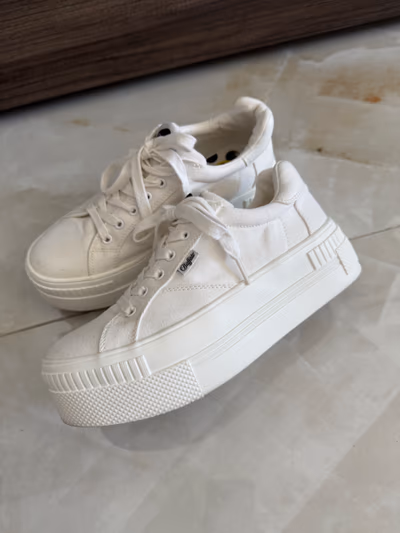 Buffalo Vegan Platform Canvas Sneakers by Buffalo — pre-loved on Thrifted.mt