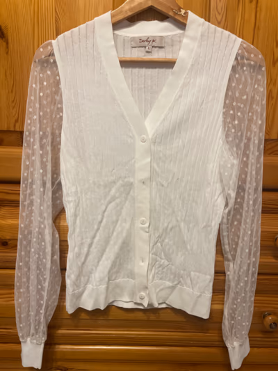 Cárdigan blanco con mangas de malla by Derhy — pre-loved on Thrifted.mt