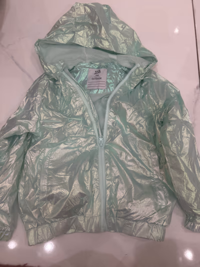 Chaqueta con capucha de color verde menta metalizado by Koko Noko — pre-loved on Thrifted.mt