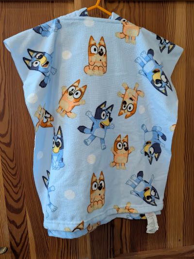 Bluey Character Print Hooded Towel by Bluey — pre-loved on Thrifted.mt