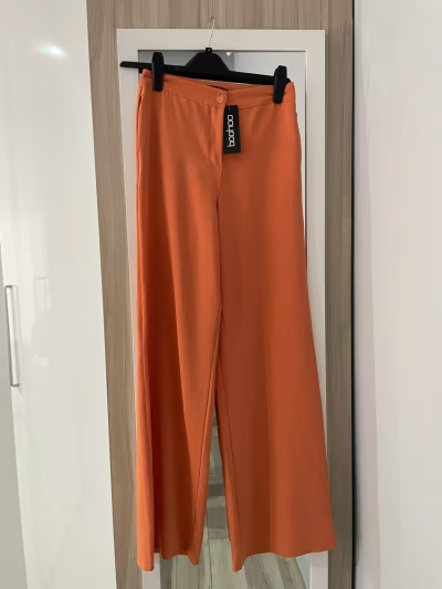 Wide Leg Satin Trousers by boohoo — pre-loved on Thrifted.mt