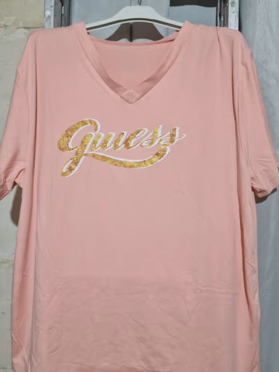 Maglietta con scollo a V e logo rosa — pre-loved on Thrifted.mt