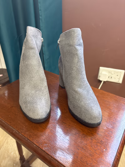 Botas de cano curto cinza com salto bloco — pre-loved on Thrifted.mt