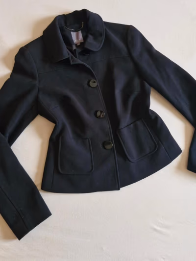 Chaqueta clásica negra de corte sastre by Kocca — pre-loved on Thrifted.mt