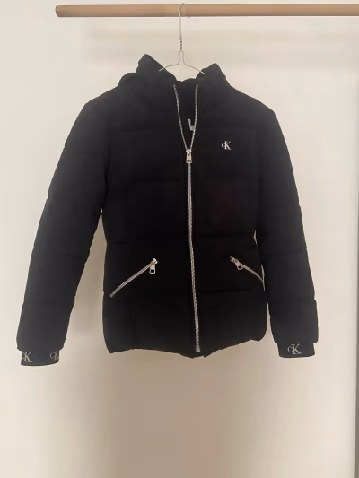 Chaqueta acolchada negra de Calvin Klein by Calvin Klein — pre-loved on Thrifted.mt