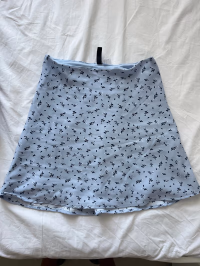 Blue floral mini skirt by H&M — pre-loved on Thrifted.mt