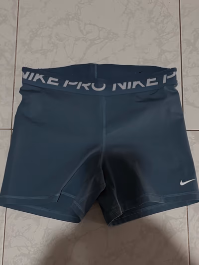 Pantalones cortos Nike Pro by Nike — pre-loved on Thrifted.mt