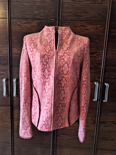 Blazer rosa con estampado de serpiente by Elza — pre-loved on Thrifted.mt
