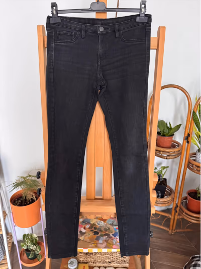 Vaqueros pitillo negros de Mango by Mango — pre-loved on Thrifted.mt