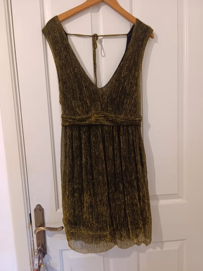 Miniabito da sera color oro metallizzato — pre-loved on Thrifted.mt