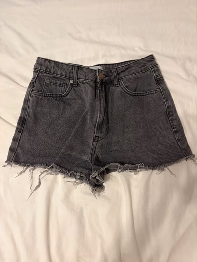 Grey distressed denim shorts by New Look — pre-loved on Thrifted.mt