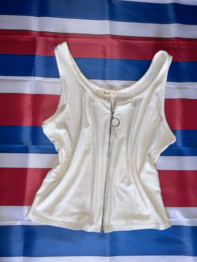 Top sem mangas com fecho frontal e canelado, branco by love J — pre-loved on Thrifted.mt