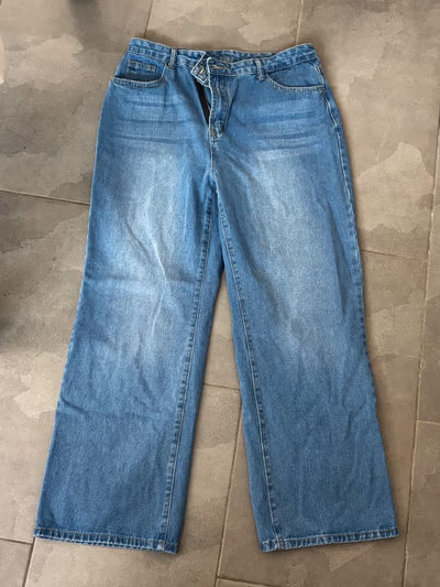 High waisted blue wide jeans by SHEIN — pre-loved on Thrifted.mt