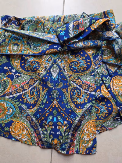 Pantalones cortos con cinturón y estampado paisley by SHEIN — pre-loved on Thrifted.mt