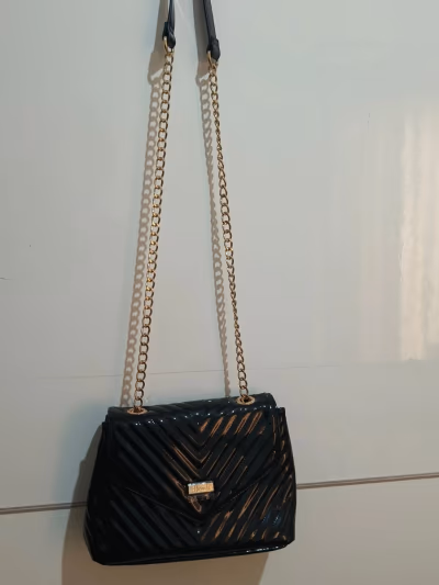 Black quilted chain shoulder bag — pre-loved on Thrifted.mt