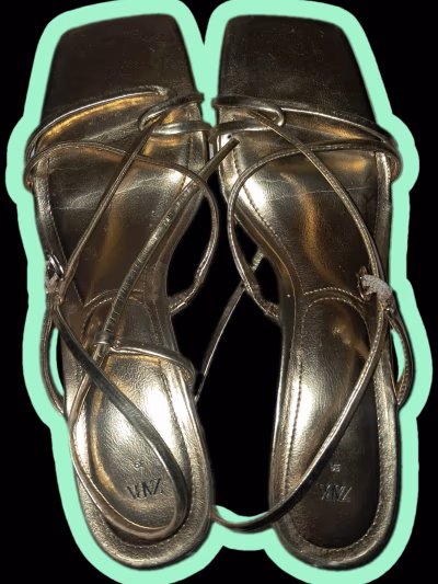 Sandálias de salto alto com tiras da Zara em dourado metálico - Tamanho 39 by Zara — pre-loved on Thrifted.mt