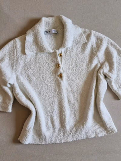Polo de punto texturizado blanco de Zara by Zara — pre-loved on Thrifted.mt