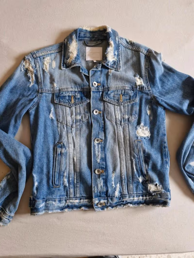 Chaqueta vaquera azul desgastada by Zara — pre-loved on Thrifted.mt