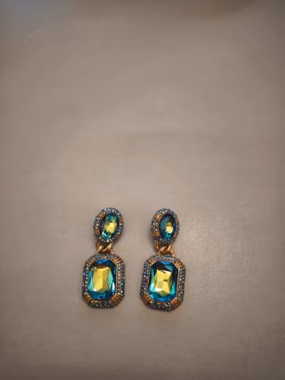 Orecchini pendenti con cristalli a forma di goccia — pre-loved on Thrifted.mt