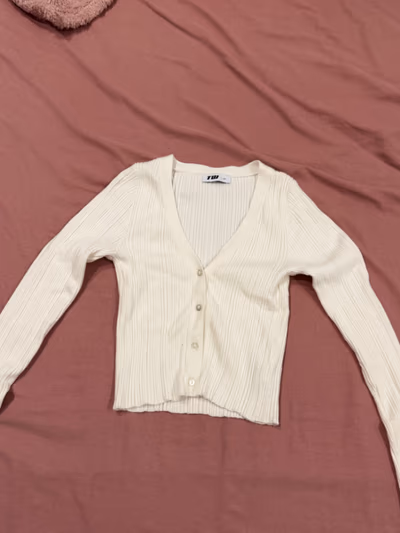 Cárdigan de punto acanalado color crema con botones by Tally Weijl — pre-loved on Thrifted.mt
