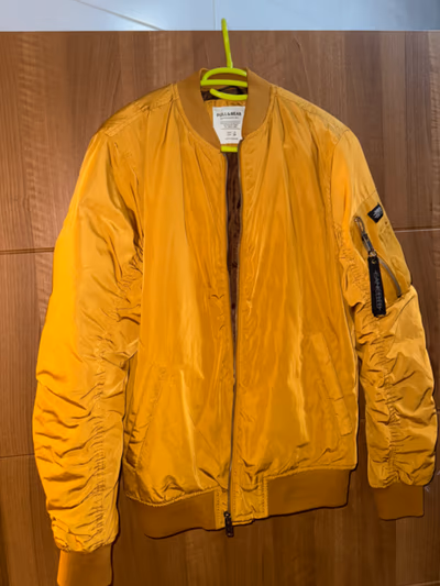 Chaqueta bomber amarillo mostaza by Pull & Bear — pre-loved on Thrifted.mt