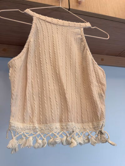 Top color crema con punto trenzado y borlas — pre-loved on Thrifted.mt