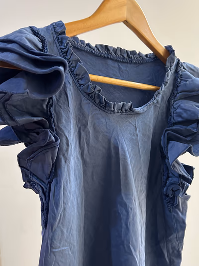 Top/miniabito in cotone con dettagli a volant blu — pre-loved on Thrifted.mt