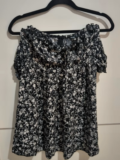 Black Floral Off-Shoulder Top by SHEIN — pre-loved on Thrifted.mt