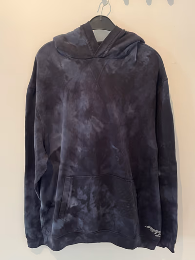 Sudadera con capucha teñida al estilo tie-dye y lavado ácido by River Island — pre-loved on Thrifted.mt
