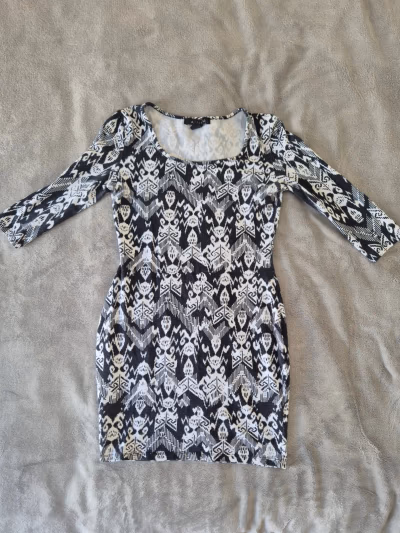 Mini abito aderente stampato in bianco e nero by AMISU (New Yorker) — pre-loved on Thrifted.mt