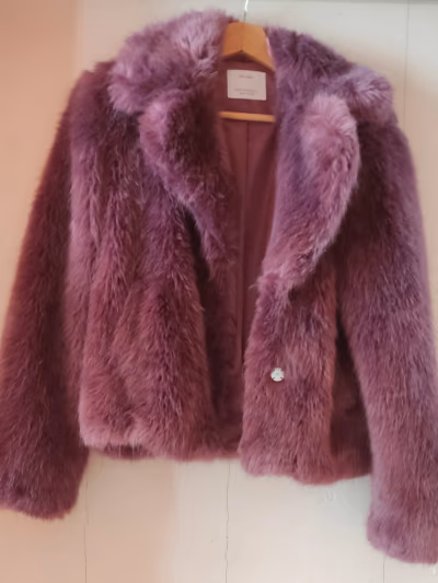 Chaqueta morada esponjosa y original by Bershka — pre-loved on Thrifted.mt