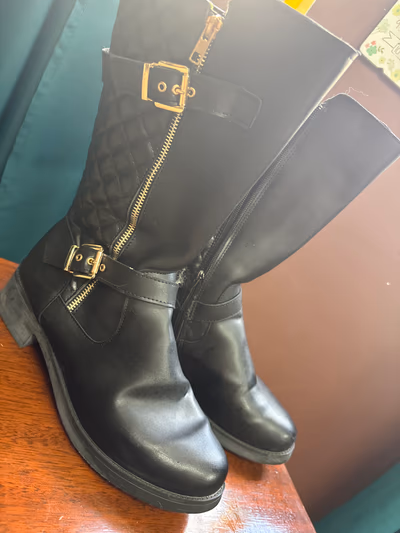 Botas pretas acolchoadas com fivela — pre-loved on Thrifted.mt