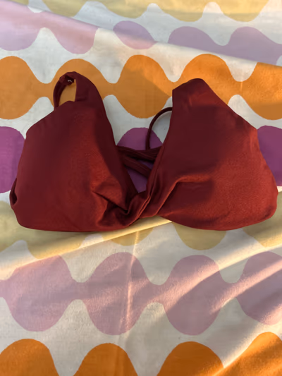 Red sports bra by No brand — pre-loved on Thrifted.mt