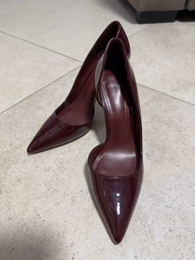Sapatos de salto agulha em verniz cor de Borgonha by Mango — pre-loved on Thrifted.mt