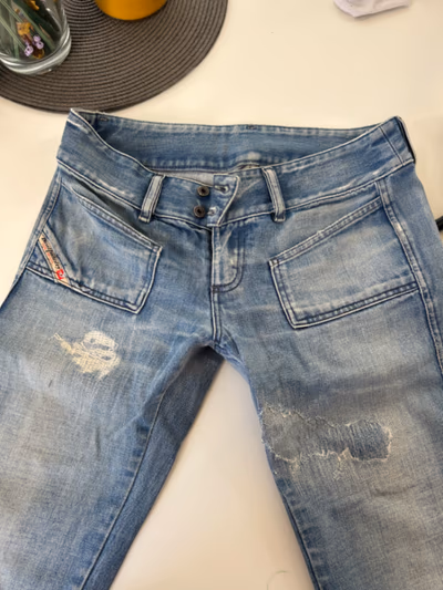 Vaqueros desgastados de lavado claro en azul diesel estilo Y2K by Diesel — pre-loved on Thrifted.mt