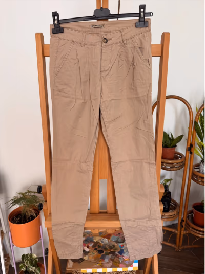 Pantalones chinos de algodón beige Terranova by Terranova — pre-loved on Thrifted.mt