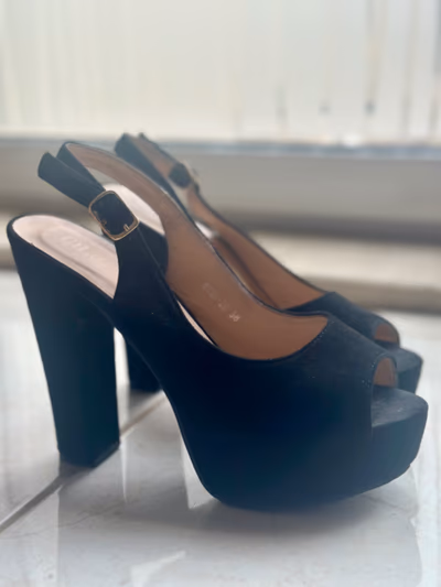 Black platform heels — pre-loved on Thrifted.mt