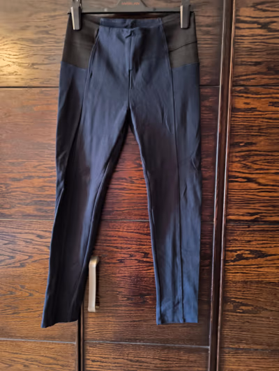 Leggings elásticos Basic de Zara by Zara — pre-loved on Thrifted.mt