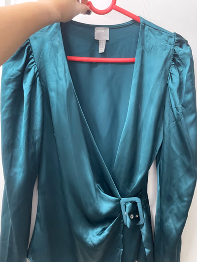 Top cruzado de satén verde by Asos — pre-loved on Thrifted.mt