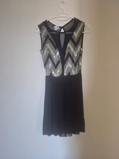 Vestido em ziguezague com lantejoulas pretas by Mixeri — pre-loved on Thrifted.mt