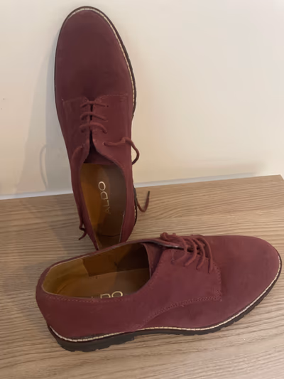 Sapatos de camurça cor de Borgonha com atacadores by ALDO — pre-loved on Thrifted.mt